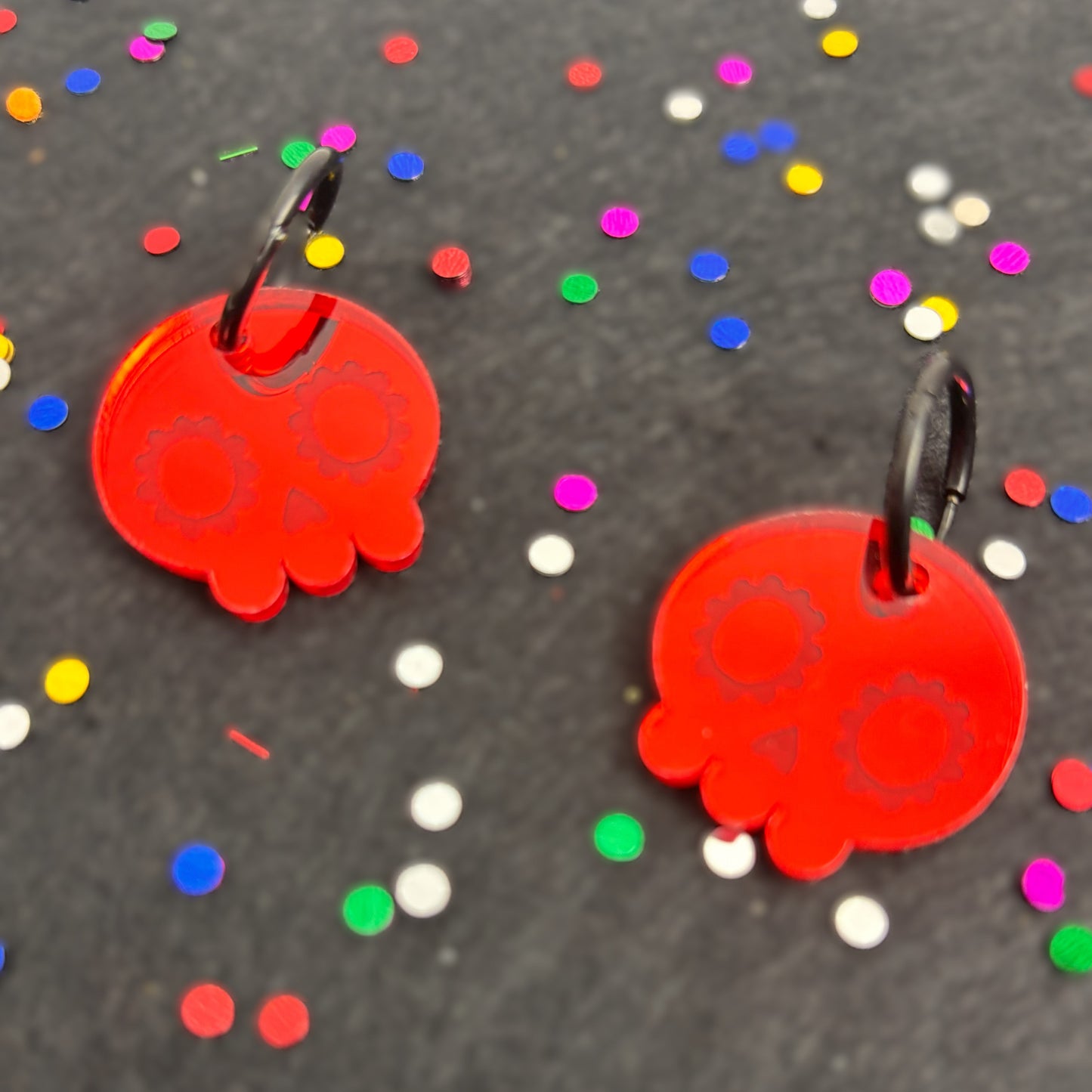 Pendientes Calavera Kawai efecto espejo rojo